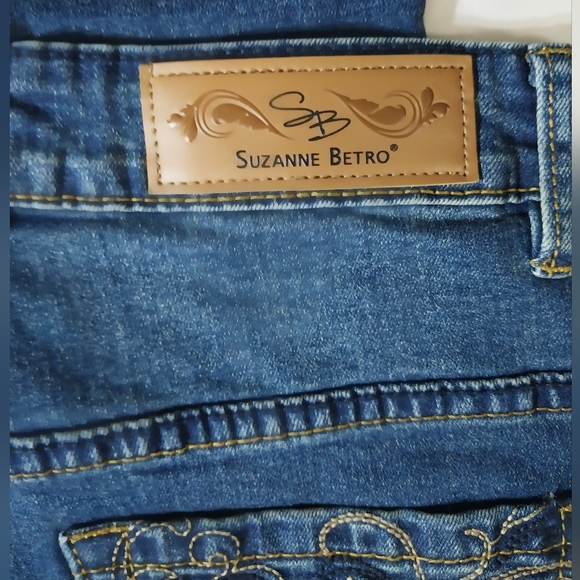 Suzanne Betro NWOT Embellished Flare Boutique Jeans - Picture 2 of 9